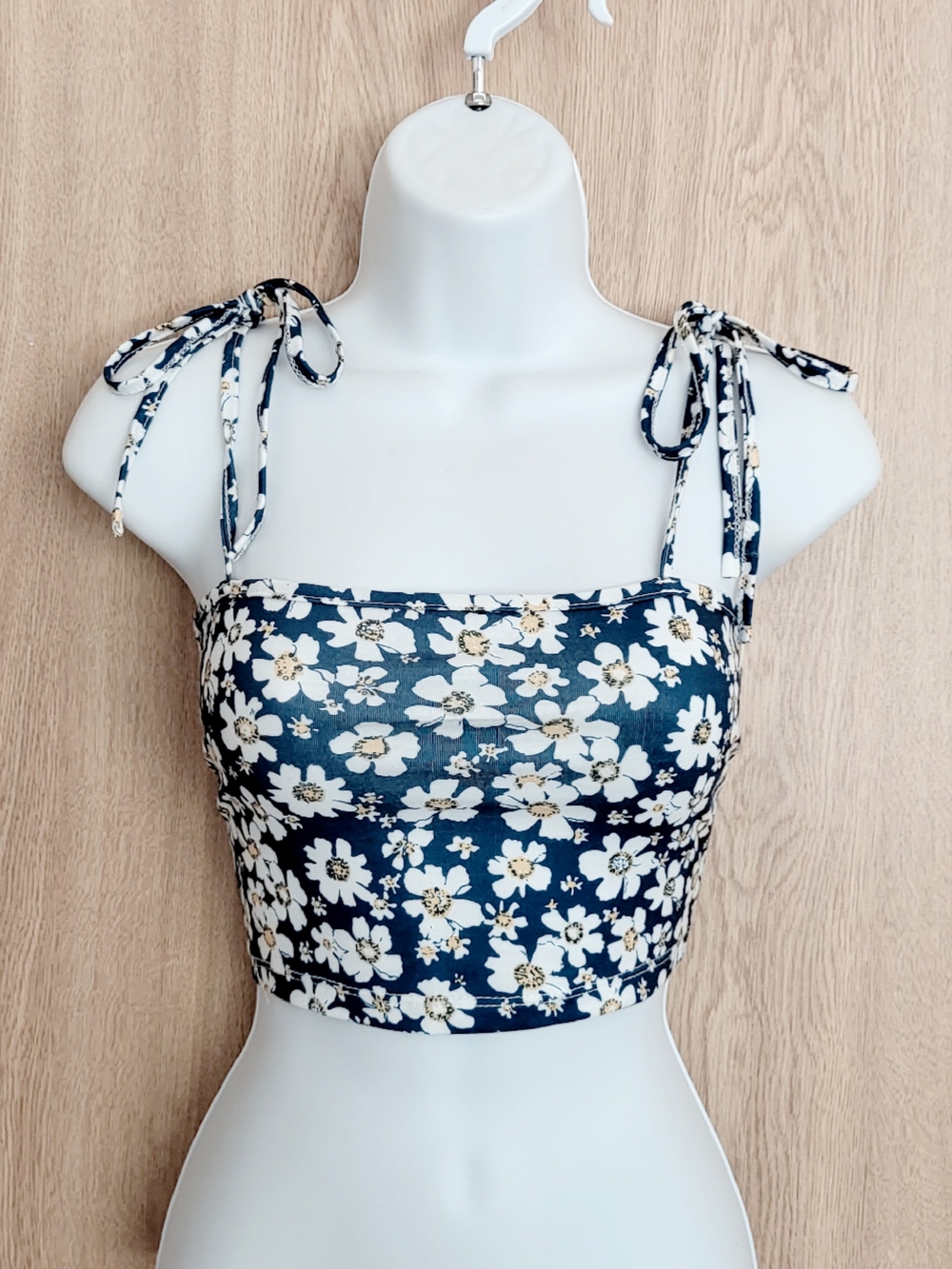 💙 Zaful NWOT Navy Floral Tie-Shoulder Crop Top